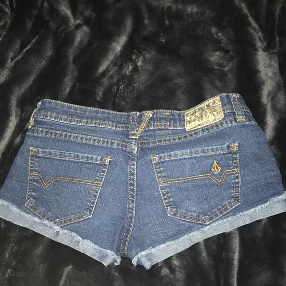 Volcom Shorts - Picture 3 of 4